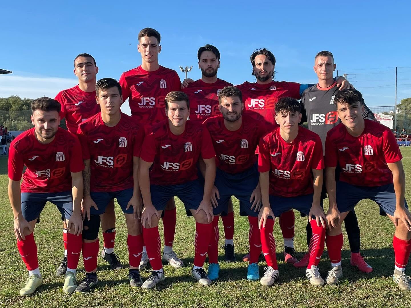 Plantilla del CD Vejer Balompié posando en el campo